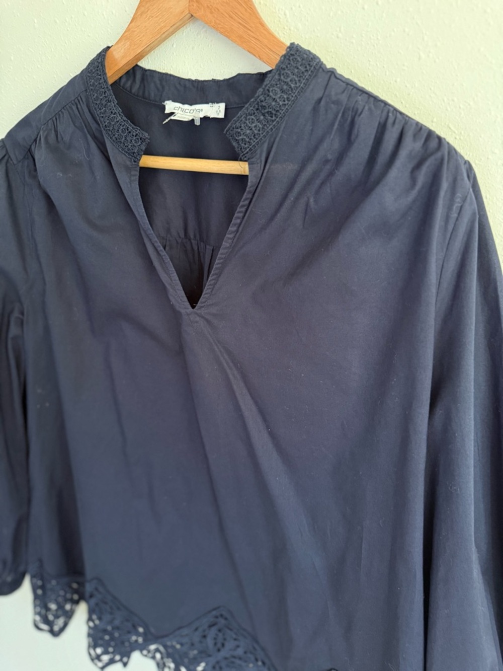Chico’s Dark Navy Blouse Lace Hem Top V Neck 3/4 Sleeve Cotton Size 2 - Picture 3 of 7